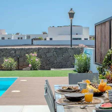 Serena 38 - Heated Pool, Sea Views, Ac, High Speed Internet * Playa Blanca (Lanzarote)